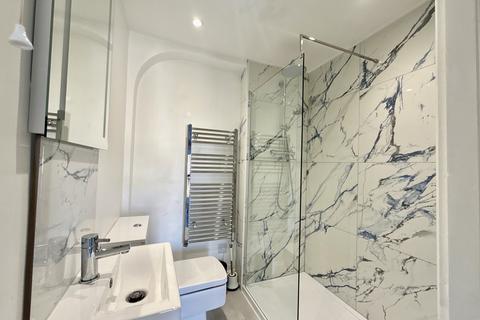 3 bedroom flat to rent, Earls Court Road, London, SW5