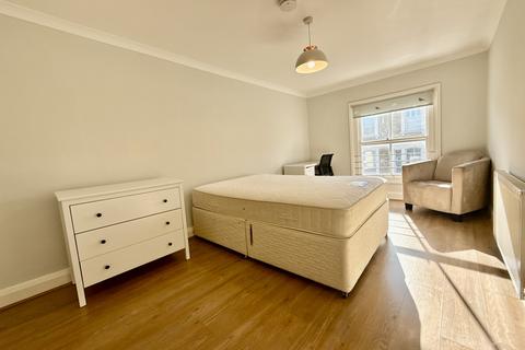 3 bedroom flat to rent, Earls Court Road, London, SW5