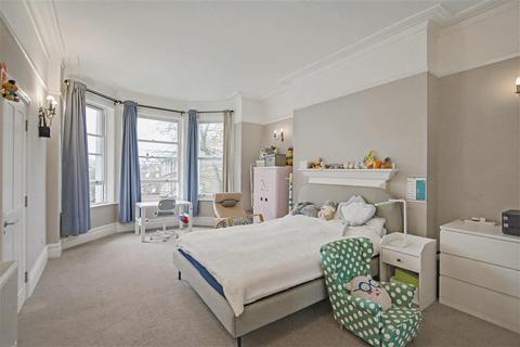 2 bedroom flat for sale, Fitzjohns Avenue, Camden, LONDON