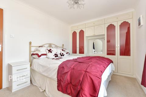 2 bedroom apartment to rent, Cliff Road Sandown PO36