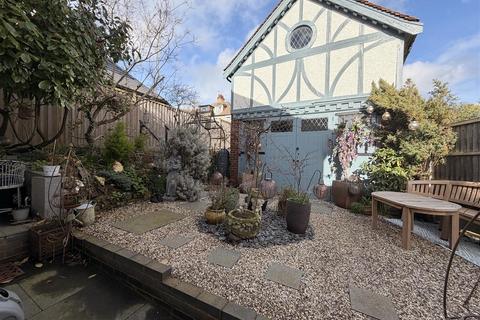 3 bedroom detached house for sale, Cliff Parade, Leigh-On-Sea