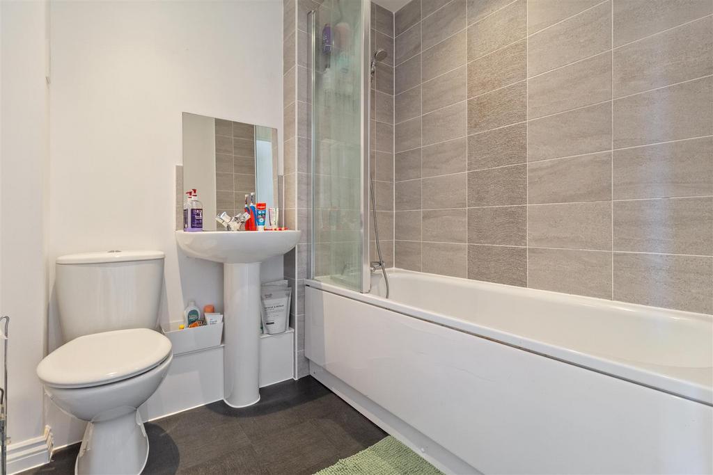 17 Oaksheath Gardens-008.jpg