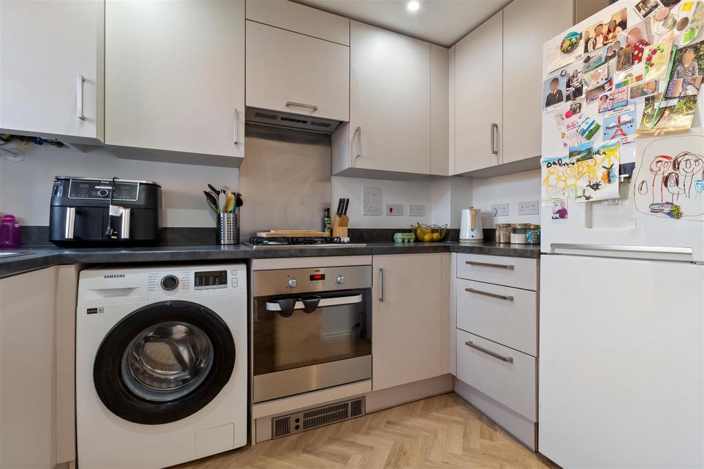 17 Oaksheath Gardens-002.jpg
