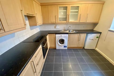 2 bedroom flat for sale, Crow Nest Court, Mirfield