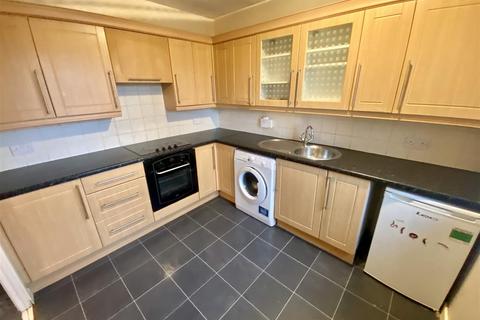 2 bedroom flat for sale, Crow Nest Court, Mirfield