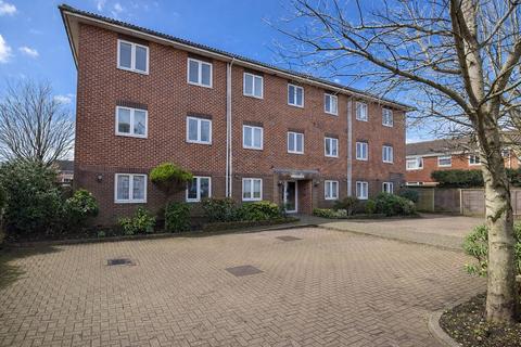 1 bedroom flat for sale, Lymington Road, New Milton, Hampshire. BH25 6PT