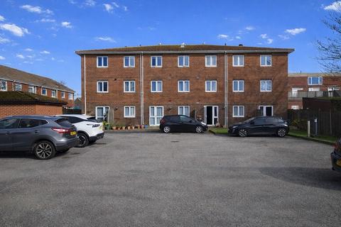1 bedroom flat for sale, Lymington Road, New Milton, Hampshire. BH25 6PT