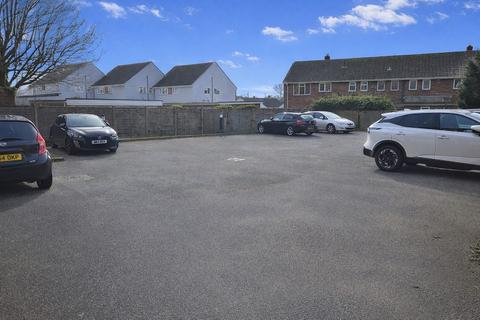 1 bedroom flat for sale, Lymington Road, New Milton, Hampshire. BH25 6PT