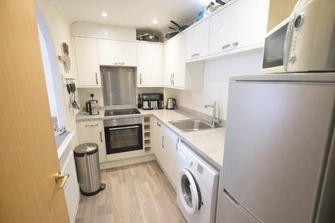 1 bedroom flat for sale, Lymington Road, New Milton, Hampshire. BH25 6PT