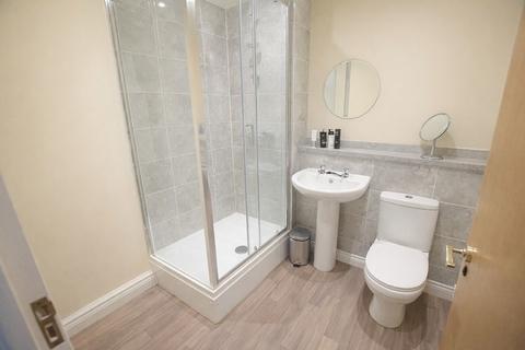 1 bedroom flat for sale, Lymington Road, New Milton, Hampshire. BH25 6PT