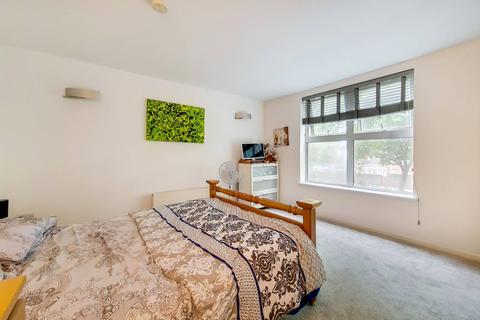 2 bedroom flat for sale, Albert Road, Silvertown, London, E16