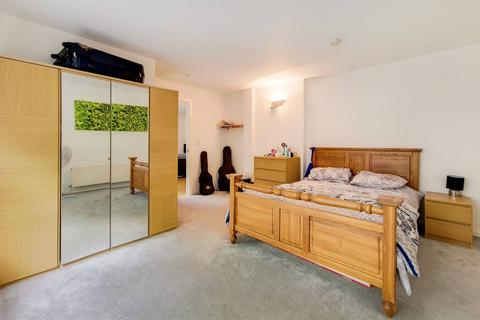 2 bedroom flat for sale, Albert Road, Silvertown, London, E16