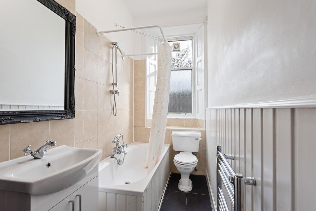 Bathroom of 40 (Flat 7) Warrender Park Terrace