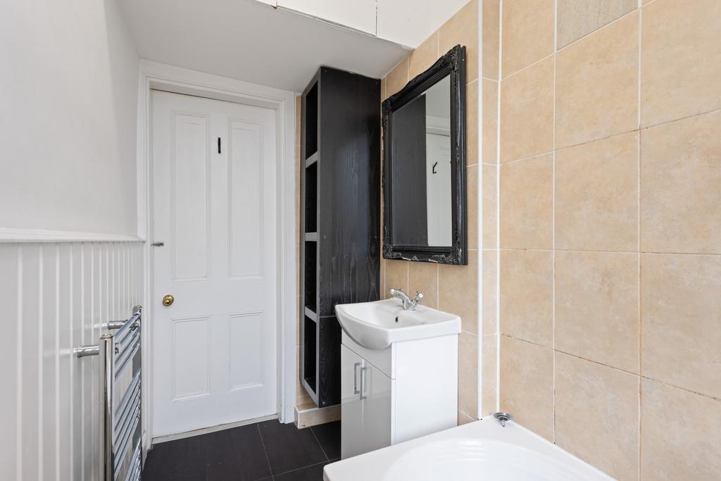 Bathroom of 40 (Flat 7) Warrender Park Terrace