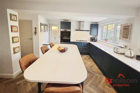 4 bedroom detached house for sale, Wetherel Road, Burton-On-Trent DE15