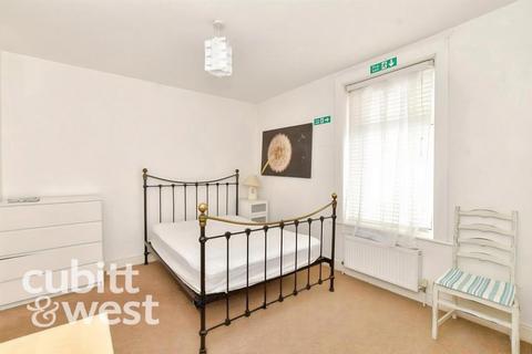 3 bedroom terraced house to rent, AVAILABLE WITH NO DEPOSIT Pretoria Road Southsea PO4