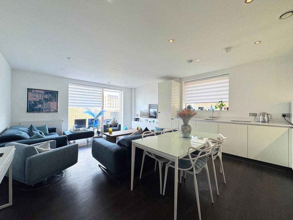 Open plan lounge/kitchen/dining area