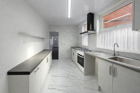 3 bedroom end of terrace house to rent, Quorn Road ( Mid- terrace), Leicester LE5