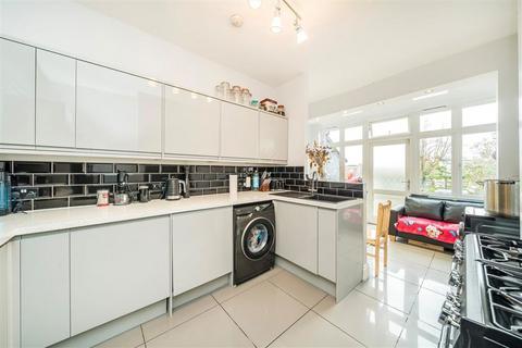 3 bedroom flat for sale, Beaconsfield Road, London SE3