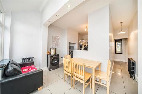3 bedroom flat for sale, Beaconsfield Road, London SE3