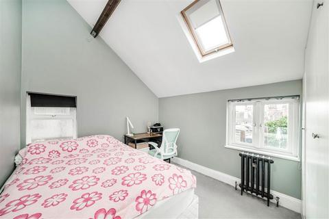 3 bedroom flat for sale, Beaconsfield Road, London SE3