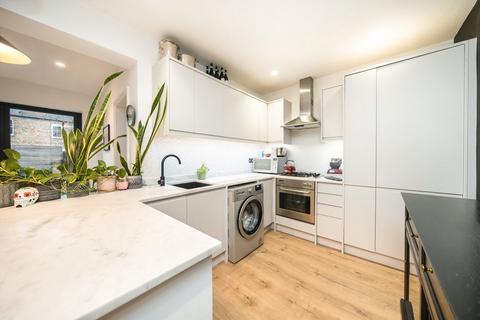 2 bedroom flat for sale, Delamere Road, London SW20