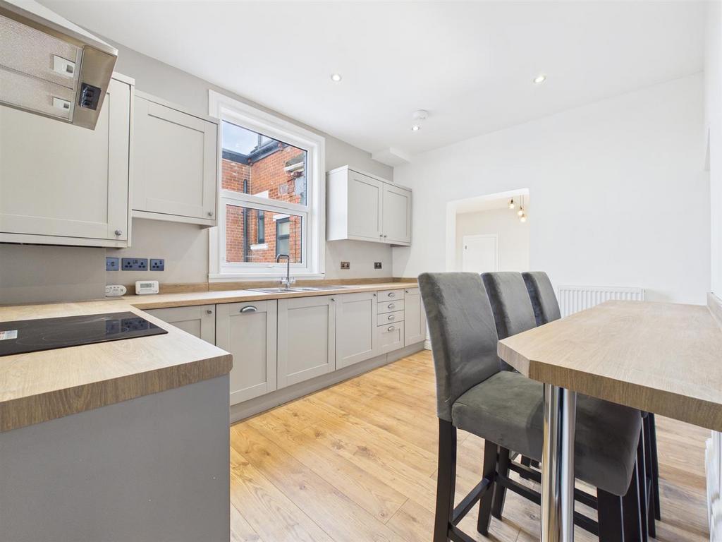 Kitchen 2.jpg