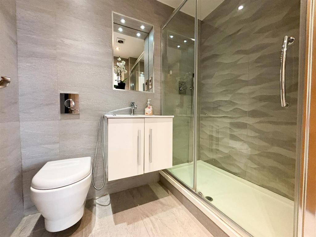 Bathroom 2 (1 of 1).jpg
