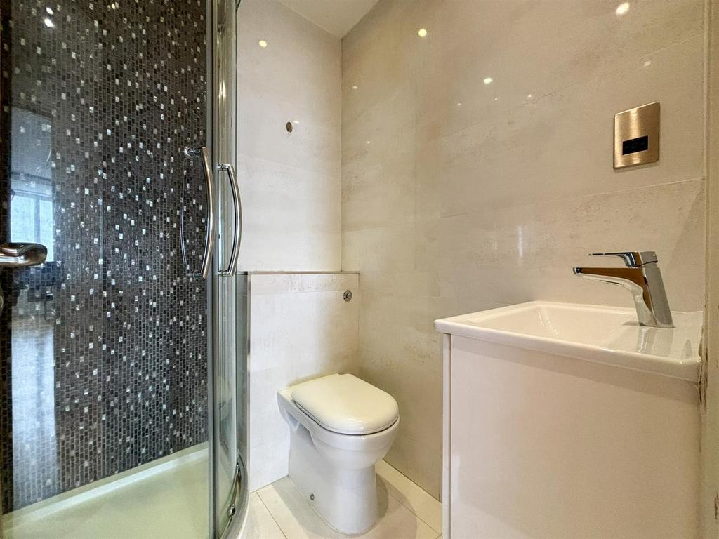 Bathroom 1 (1 of 1).jpg