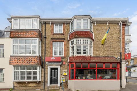 Sunbury-on-thames TW16