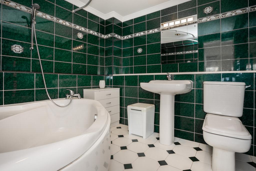 En-suite bathroom