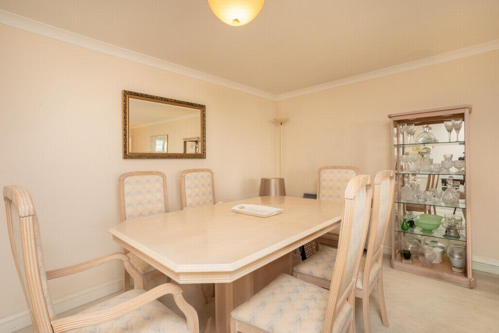 Sitting/dining room