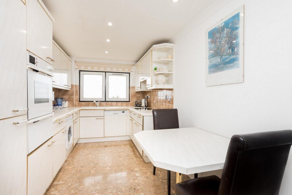 Fitted kitchen