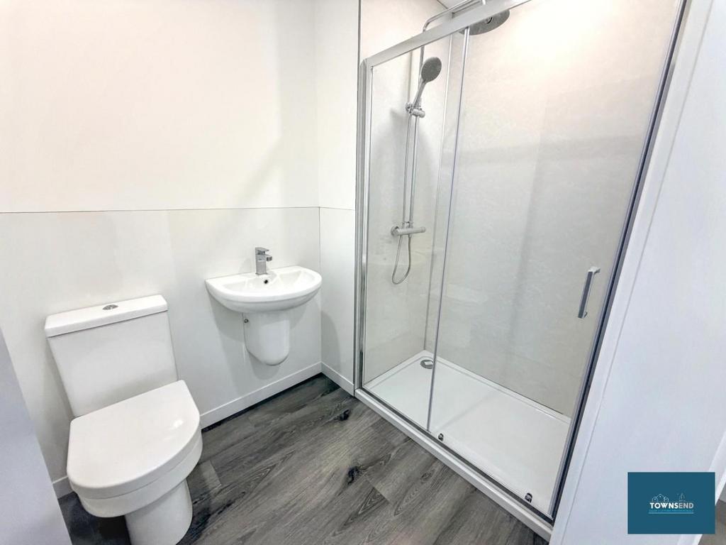 Bed1 ensuite.jpg
