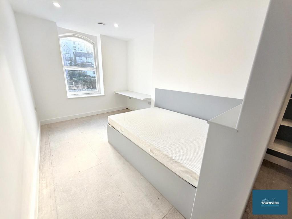 Bed 1.jpg
