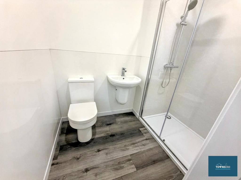 Bed 2 ensuite.jpg