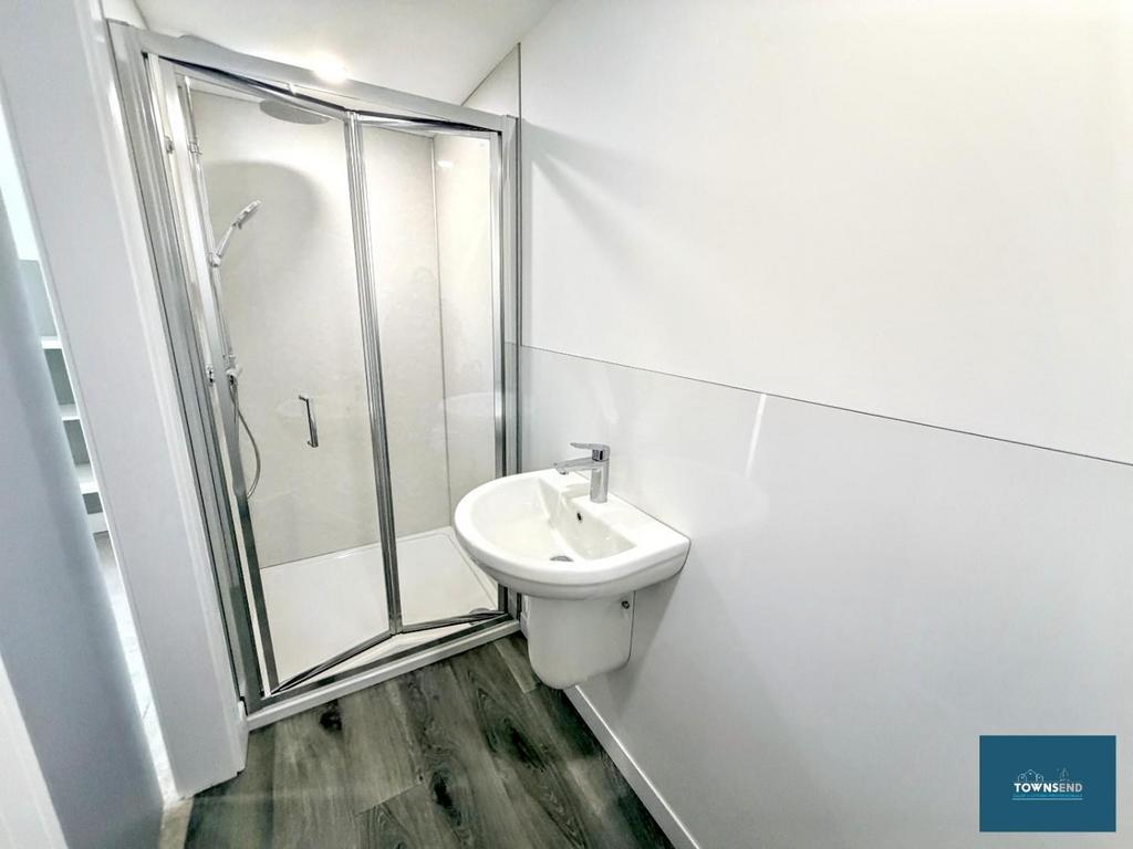Bed 4 ensuite.jpg