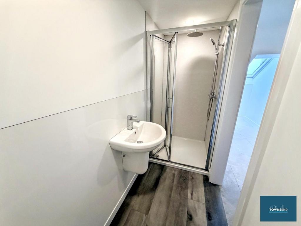 Bed 3 ensuite.jpg