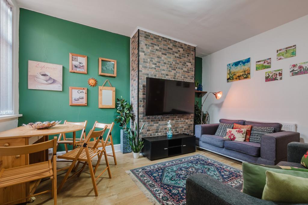 4 bed terraced house to rent Heald Place, Manches