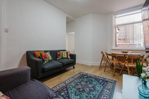 4 bedroom terraced house to rent, Heald Place, M14 5WJ