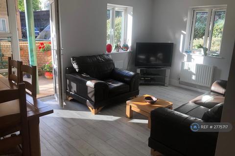 1 bedroom in a flat share to rent, Lorne Close, London, NW8