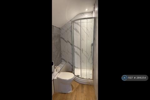 1 bedroom in a house share to rent, High Road, Chigwell, IG7