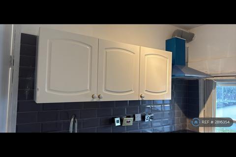 1 bedroom in a house share to rent, High Road, Chigwell, IG7