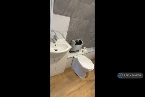 1 bedroom in a house share to rent, High Road, Chigwell, IG7