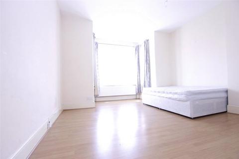 3 bedroom apartment to rent, Kensington Gardens, Ilford, IG1