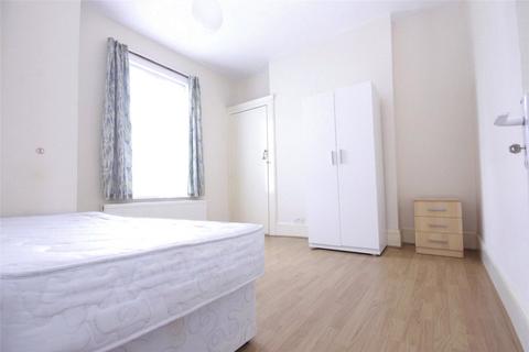 3 bedroom apartment to rent, Kensington Gardens, Ilford, IG1