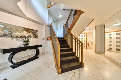 4 bedroom flat to rent, West Heath Road London NW3