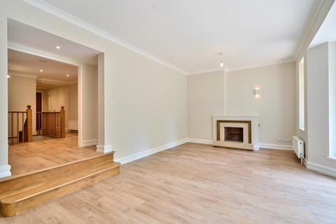 4 bedroom flat to rent, West Heath Road London NW3