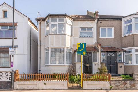 3 bedroom flat to rent, Bishops Park Road, Norbury, London, SW16