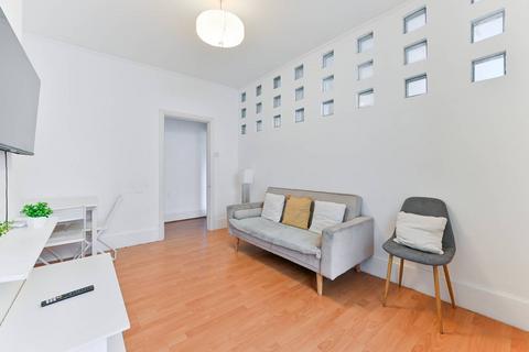 3 bedroom flat to rent, Bishops Park Road, Norbury, London, SW16